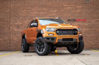FORD RANGER MO202 GLOSS BLACK MACHINED CENTER WITH CHROME LIP